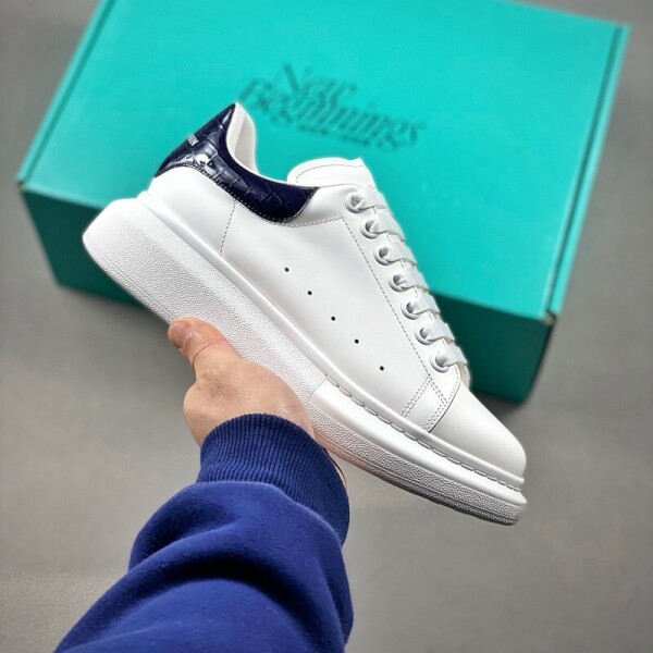 위핑,알렉산더맥퀸 Alexander McQueen 레더 화이트 신발 네이비