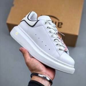알렉산더맥퀸 Alexander McQueen 스니커즈 화이트 흑선묘선