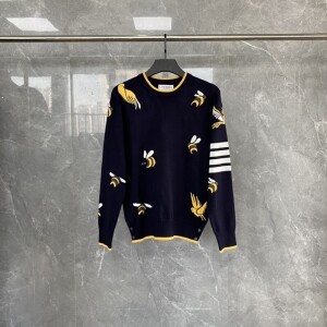 톰 브라운 Thom Browne  꿀벌 패턴 자카르 스웨터