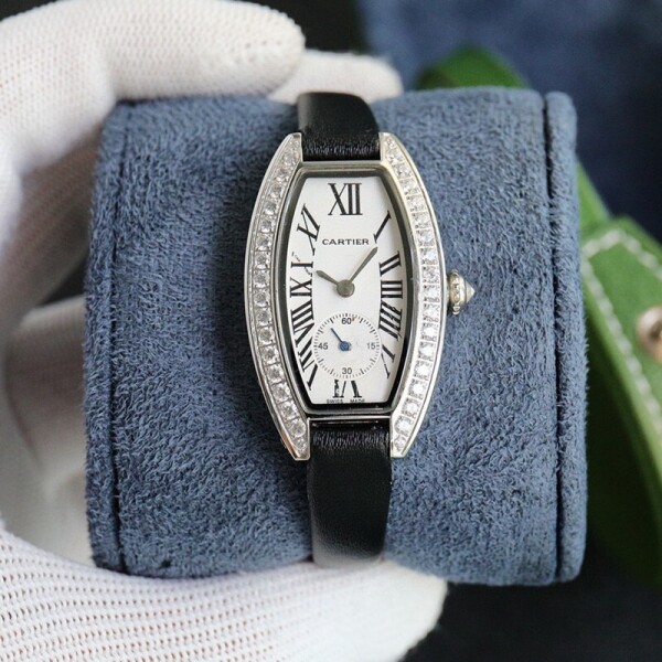 위핑,까르띠에 Cartier  빈티지한 디자인 감각 큐빅 멀티 스퀘어 시계  23*30mm