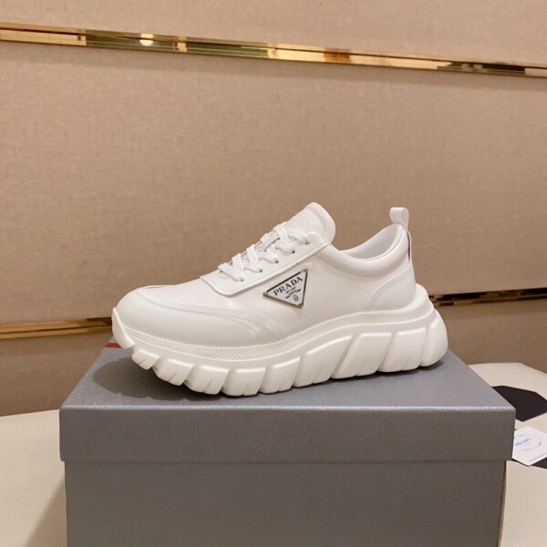 위핑,프라다 PRADA 남성 패션 통굽 스니커즈