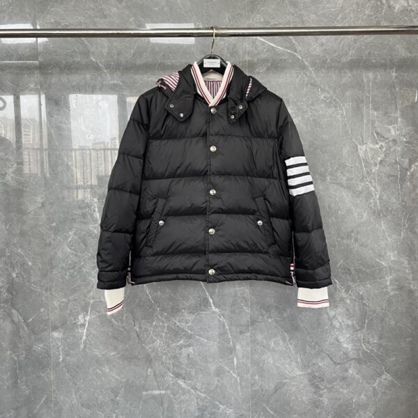 위핑,톰 브라운 Thom Browne TB클래식 4봉 칼라 숏 패딩 남녀공용
