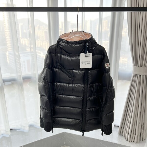 에이프,몽클레어 MONCLER 로고 지퍼 디자인 감각의 트렌디한 패딩 남여공용