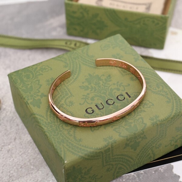 위핑,구찌 GUCCI 모던한 각인 디자인 오픈 팔찌