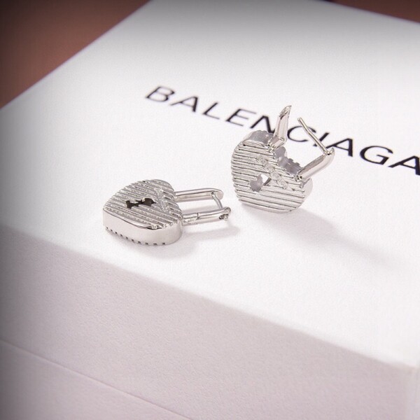 위핑,발렌시아가 BALENCIAGA 개성있는 디자인 하트 자물쇠 귀걸이