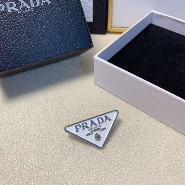 블링크,프라다 PRADA 클래식한 삼각 브로치
