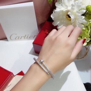 까르띠에 Cartier 클래식 디자인 큐빅 스터드 팔찌