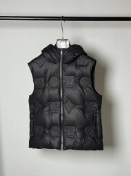 루이비통 louis vuitton 클래식 로고 프린트 후드 올오버 패딩 베스트