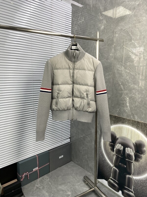 블링크,톰브라운 Thom Browne 모던 클래식 컬러 스트라이프 니트 패치 하이넥 패딩