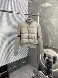 톰브라운 Thom Browne 모던 클래식 컬러 스트라이프 니트 패치 하이넥 패딩