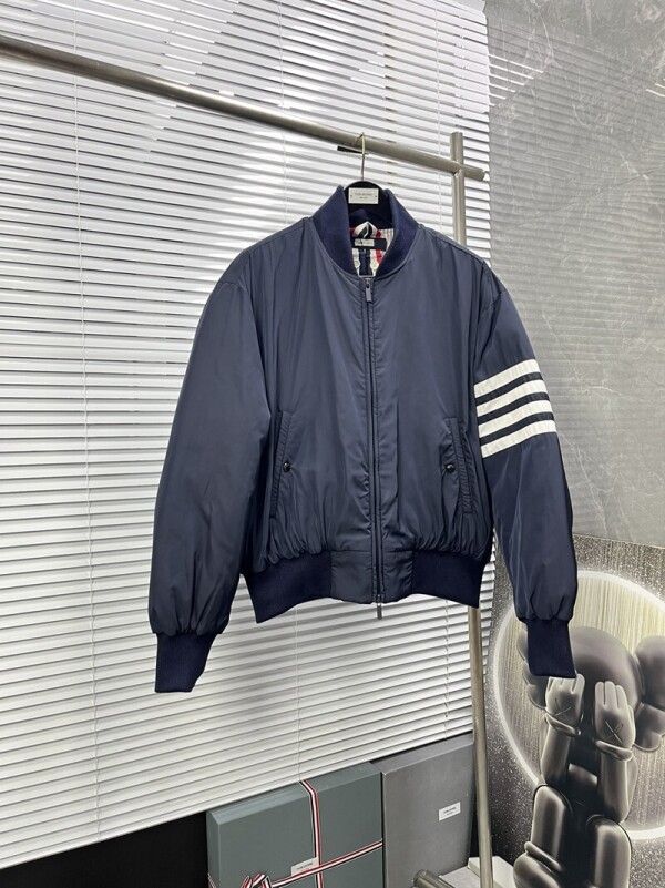 위핑,톰브라운 Thom Browne 모던 클래식한 디자인 다운 코트