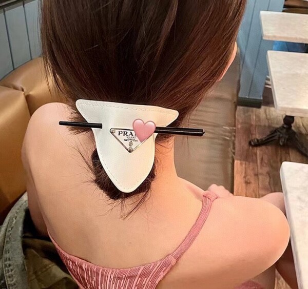 위핑,프라다 PRADA 삼각 로고 구미 프렌치 빈티지 시크 양가죽 비녀 머리 장식