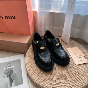 미우미우 MIU MIU 클래식 로고 디자인 모던 스니커즈