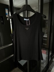프라다 PRADA 메탈 트라이앵글 로고 슬리브리스 조끼