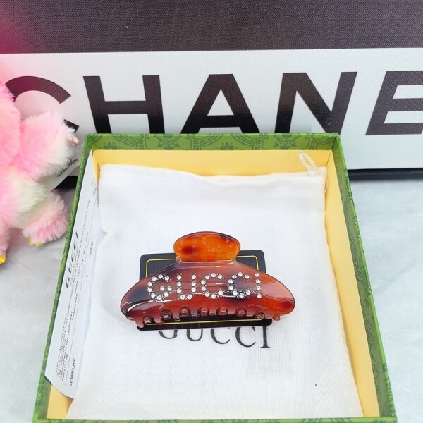 위핑,구찌 GUCCI 다이아몬드 세팅 영문 레터링 빅 헤어핀