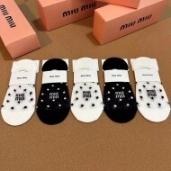 미우미우 MIU MIU 클래식 레터링 로고 여성 덧신