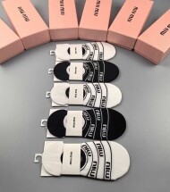 미우미우 MIU MIU 클래식 레터링 로고 여성 덧신