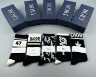 디올 DIOR 클래식 레터링 로고 여성 미디 양말