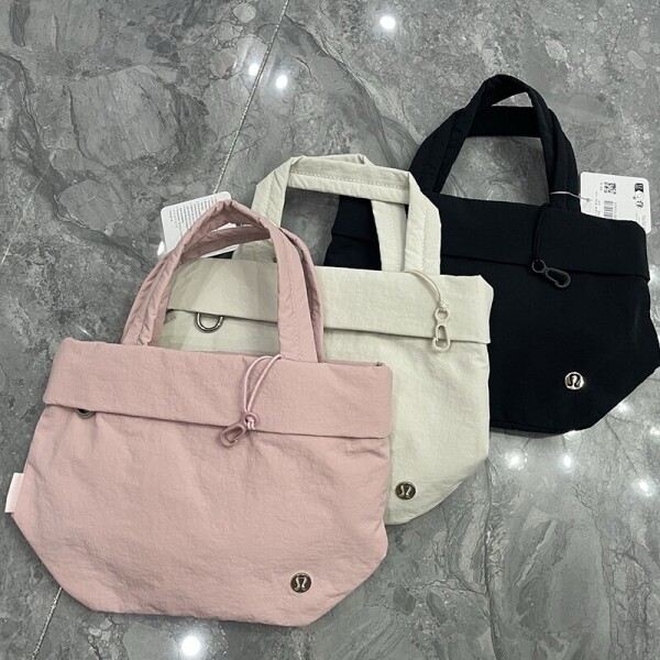 위핑,룰루레몬 온 마이 레벨 스몰 토트 백 5L LW9FNDS 3385 BLACK GOLD 여성