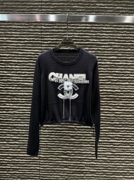 샤넬 CHANEL 진주 레터링 3D 클래식 로고 긴팔 숏 톱