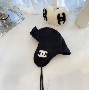 샤넬 CHANEL 클래식 심플 시그니처 뽀글이 귀달이 모자