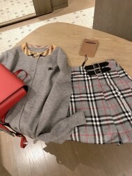 버버리 BURBERRY 여성 니트 카디건 아우터+클래식 체크 플리츠 스커트
