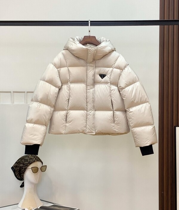위핑,프라다 PRADA 여성 패션 클래식 트라이앵글 로고 숏 다운 재킷