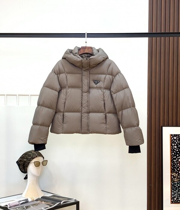 위핑,프라다 PRADA 여성 패션 클래식 트라이앵글 로고 숏 다운 재킷