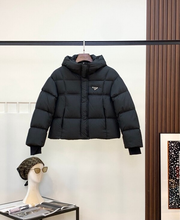 위핑,프라다 PRADA 여성 패션 클래식 트라이앵글 로고 숏 다운 재킷