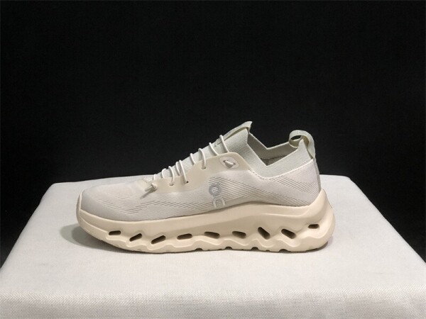 위핑,온 러닝화 클라우드 틸트 크림 3MD30332429