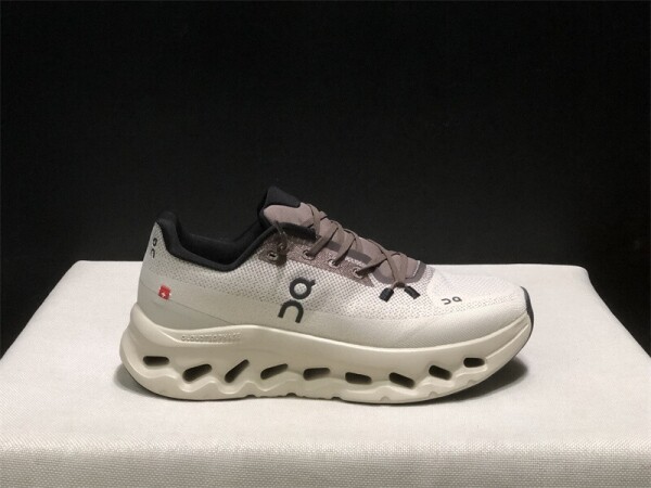 위핑,온 러닝화 클라우드 틸트 화이트 커피 3WF10742143