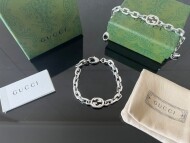 구찌 인터로킹 G 팔찌
