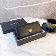 프라다의 핫한 소가죽 2단 지갑 스타일로 클래식하게 정교하게 제작되어 내마모성