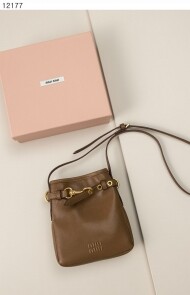 미우미우 나파 가죽 파우치