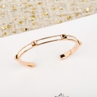 에르메스 Hermès H자 모양 스터드가 달린 클래식 빈티지 가죽 팔찌