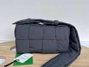 보테가베네타 패딩 테크 카세트백 628951