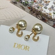 [디올] C 더블 볼 진주 이어링이 인기를 끌고 있다