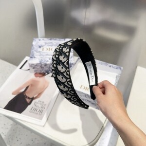 디올 신상 CD 클래식 레터링 머리띠