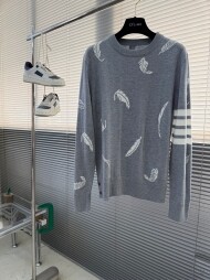 톰브라운 Thom Browne 깃털 자카드 캐주얼 울 남성 니트