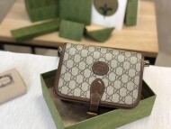 구찌 GG 수프림 인터로킹 크로스백  671620