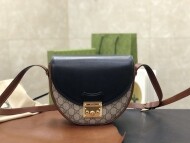 구찌 GG 수프림 패들락 반달 숄더백 스몰  644524
