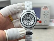 샤넬 CHANEL 클래식하고 모던한 디자인의 시계