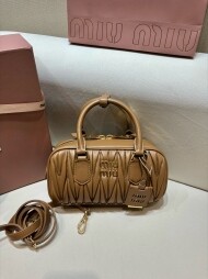 미우미우 아르카디 마테라쎄 토트백 5BB142