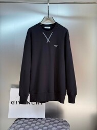 지방시 Givenchy 로고 패턴이 돋보이는 스타일리시한 캐주얼 크루넥 스웨트셔츠