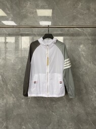 톰브라운 배색 후드 바람막이