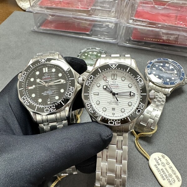 위핑,오메가 OMEGA 씨마스터 남성용 블랙 워치 42mm - 210.30.42.20.01.001
