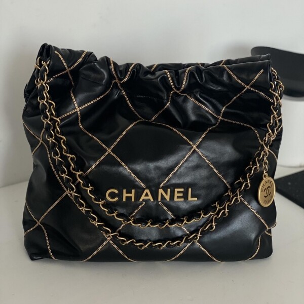 위핑,샤넬 22백 Shiny Calfskin & Gold-Tone Metal Black Ref. 2사이즈 AS3261 B13797 94305