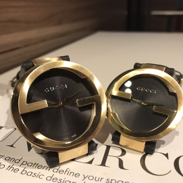 위핑,구찌 스위스 쿼츠 골드톤 가죽 드레스 블랙  42mm  37mm 공용시계 YA133326