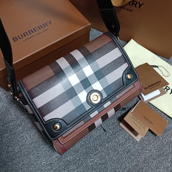 위핑,BURBERRY 버버리 체크 앤 레더 노트 크로스바디 백 80631231