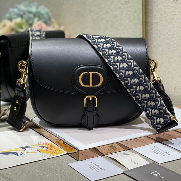 위핑,디올 DIOR BOBBY 레더 자수 스트랩 로고 라지 백 M9320UMOB